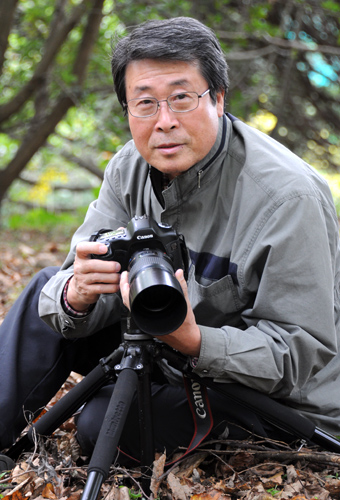고희를 맞는 이경서씨는 지금도 카메라에 삼각대를 들고 야생란을 찾아 다닌다.