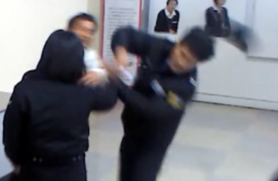 지명수배자 이씨가 제주해양경찰관의 얼굴 폭행하자 경찰관 모자가 날아가고 있다. 제주해경 제공 화면 캡쳐