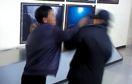 지명수배자 이씨가 제주해양경찰관을 폭행하고 있다. 제주해경 제공 화면 캡쳐