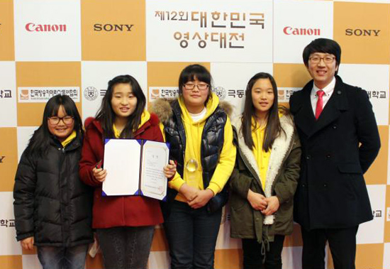 왼쪽에서 부터 6학년 김예림, 김민경, 현나경, 최예지 담당교사 현승호