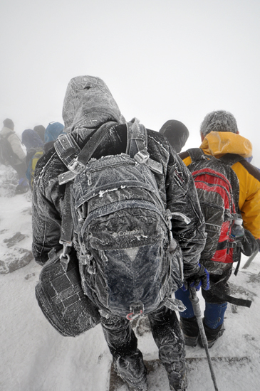 한라산 정상의 강추위는 등반객을 '서리 인간'으로 만들었다.