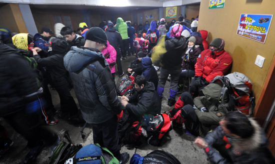 새벽부터 오른 등반객들이 해 뜨기 전에 진달래밭 산장에 모여 시간을 기다리고 있다.