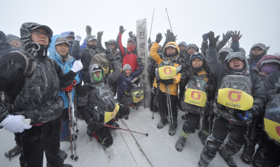 임진년 첫날 한라산 정상에도 해돋이 인파로 북적였다. 정상을 등반한 도민과 관광객들이 환호성을 지르고 있다.