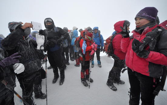 임진년 첫날 정상을 올랐다는 '인증샷'찍기에 여념이 없는 등반객.