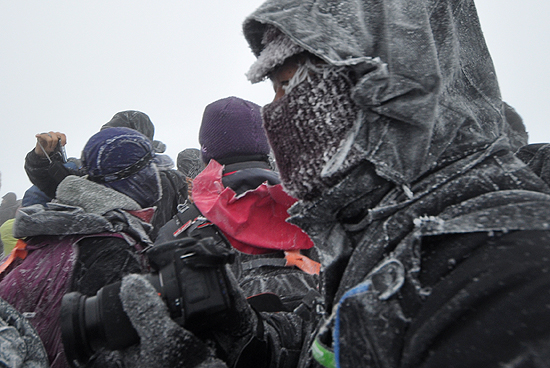 한라산 정상에 영하 10도의 날씨에 강한 바람과 눈보라가 쳐 등반객들의 모자와 옷, 장갑등에 서리가 맺혔다.