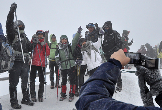 임진년 새해를 맞아 한라산을 찾은 등반객들이 환호하며 기념사진을 촬영하고 있다.