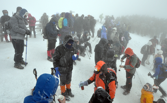 임진년 첫날 한라산 동릉 정상의 모습.