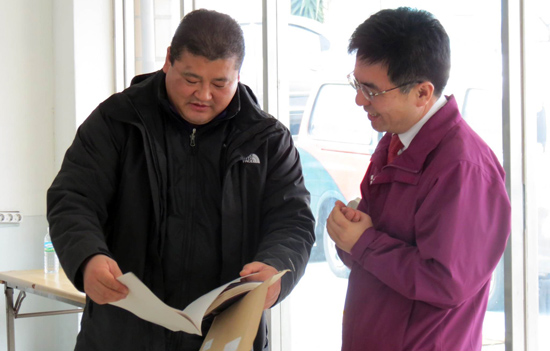 이경수 예비후보가 제주시민회관에서 환경미화원과 대화를 나누고 있다.