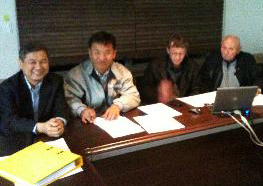 케이플랜트가 지난달 노르웨이 'FOLKE TURBINEN AS'사와 수력발전기 수출 계약을 맺고 있다. 사진 맨 왼쪽이 장대현 대표.