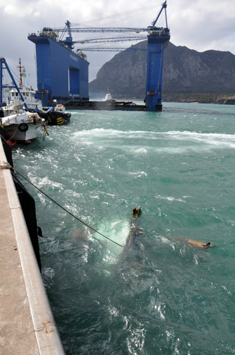 대형 F/D선이 서귀포시 안덕면 화순항에 정박중이던 어선을 덮쳐 2척이 침몰했다. 침몰한 어선은 한성호.