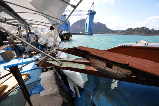 대형 F/D선이 화순항에 정박중이던 어선을 덮쳤다. 진양호가 반파됐다. 반파된 어선 너머로 대형 F/D선이 보인다. 반파된 진양호.