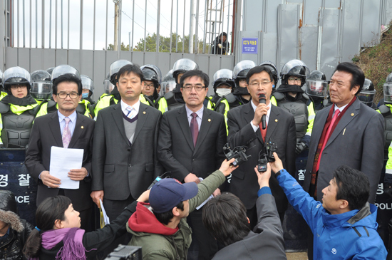 제주도의회 행정자치위원회 소속 도의원들이 해군제주기지사업단 앞에서 성명을 발표하고 있다.