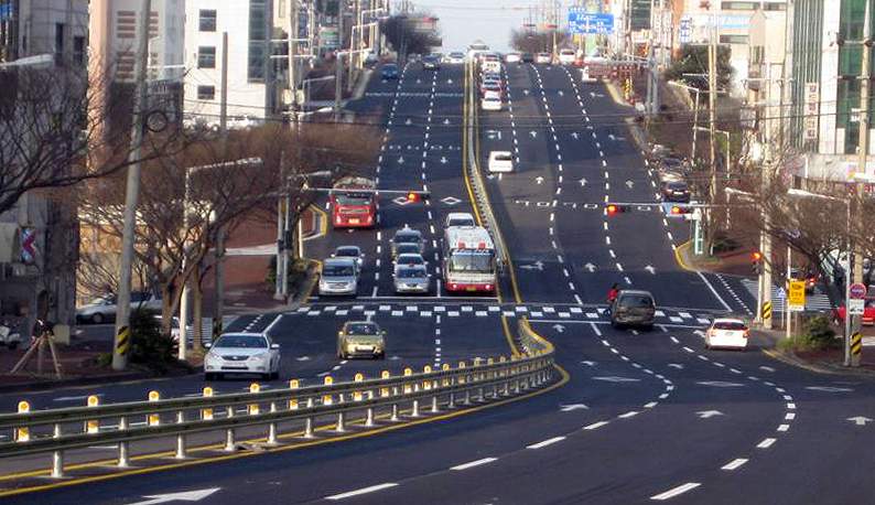 제주시 8호 광장(구 세무서 사거리)-도남 사거리 구간에 중앙분리대와 횡단보도, 신호등이 설치됐다. 제주시는 이달 말께 양쪽 내리막 길에 속도저감 시설도 할 계획이다.