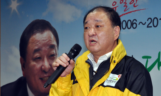 민주통합당 강창일 후보가 선거대책위원회 출정식에서 연설을 하고 있다.