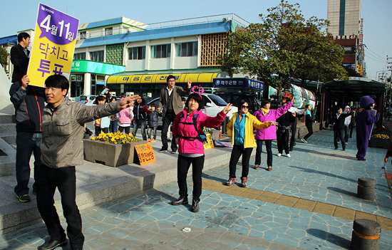 지난 주말 시내 곳곳에서 통합진보당 당직자와 당원 가족들이 플래시몹 유세를 진행하고 있다.