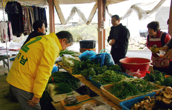 김우남 후보가 선거 유세를 이어가고 있다.