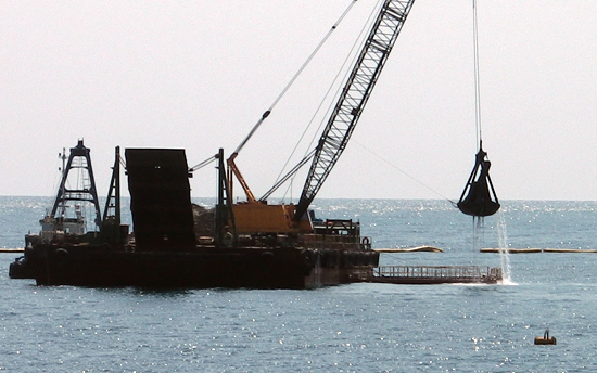 해군이 강정 앞바다에서 준설작업을 실시하고 있다. 해군은 시뮬레이션 재검증 기간에는 해상공사를 하지 않겠다고 밝힌 바 있다. / 사진 = 강정마을회 제공
