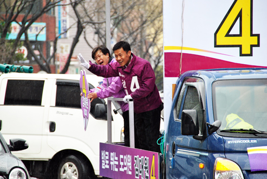 김대원 후보가 거리 유세를 이어가며 지지를 호소하고 있다.