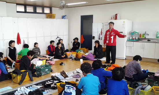 강지용 후보가 법환어촌계에서 유세를 이어가고 있다.