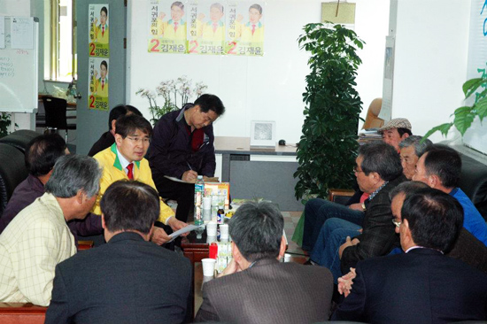 김재윤 후보가 7일 선거사무실에서 4·3유족회와 간담회를 갖고 있다.