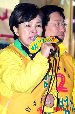 【Joins=뉴시스】지원유세하고 있는 강금실 전 법무부장관