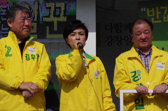 4.11 총선이 이틀 앞으로 다가온 가운데 9일 제주출신 민주통합당 강금실 전 법무부장관이 제주를 찾아 민주통합당 후보들의 전폭적인 지지를 호소하고 있다.