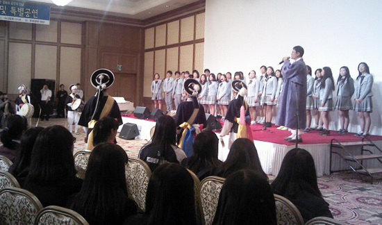 지난해 12월 22일 서귀포에서 열린 '두레소리' 합창단 국악합창공연(사진 씨네아일랜드 제공)