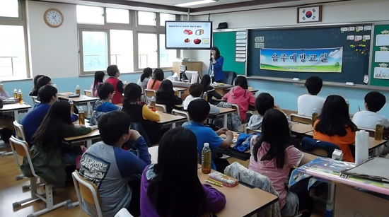 이도초등학교는 30일 알콜상담센터 강사를 초청해 음주예방교육을 진행하고 있다.