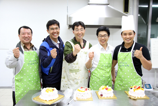 '아빠들의 바삭바삭 쿠키이야기'에 참석한 아빠들