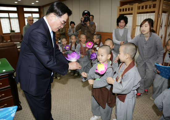 불기 2556년 부처님오신날을 맞아 15일 13명의 동자승이 제주도청을 방문해 우근민 지사에게 연꽃을 전달하고 있다.