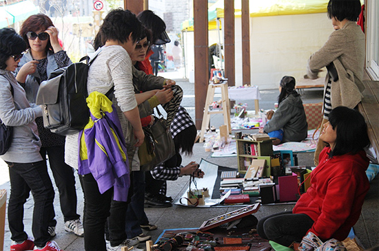 서귀포예술시장에서 참가자들이 직접 만든 작품이나 사용하던 물품 등을 판매하고 있다.