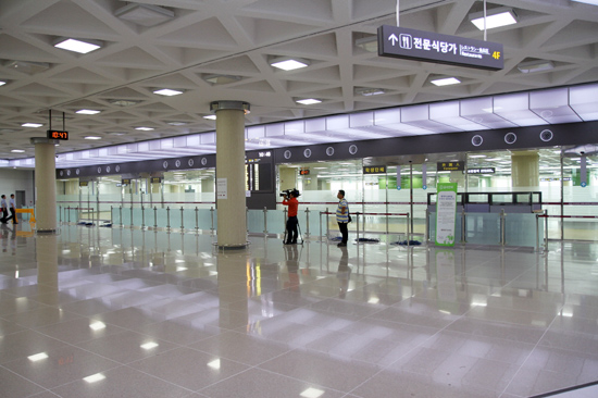 제주국제공항 국내선 출발장과 보안검색장을 대합실 중앙지역으로 확장 이전해 공항내 혼잡이 최소화 될 것으로 예상된다.