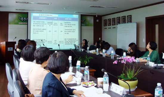 제1회 제주 지역 성별영향분석평가 발전을 위한 지역 거버넌스 포럼이 '제주도 성별영향분석평가 어디까지 왔나'를 주제로 26일 제주발전연구원에서 열리고 있다.