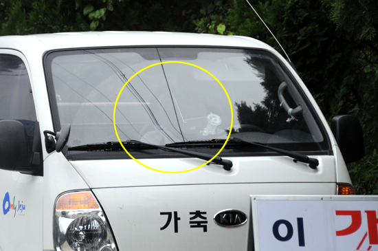 방역 차량 안에서 잠자는 방역 요원