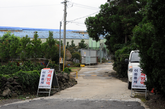 돼지열병 항원.항체 양성 반응이 나타난 농장에는 간판만 세워져 있을 뿐 통제하는 사람을 찾아 볼 수 없다.