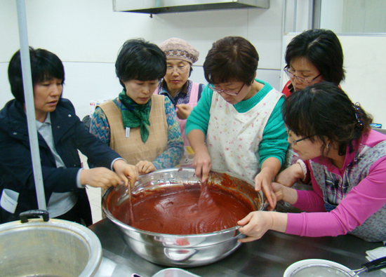 설문대여성문화센터, 어머니 손맛으로 전하는 제주이야기 ‘찹쌀고추장만들기’