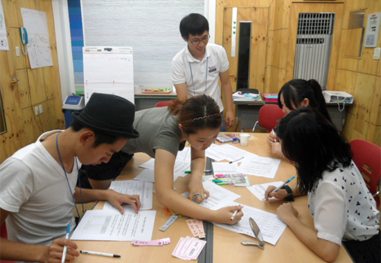 도청소년상담지원센터 두드림존에서 자립동기강화 프로그램을 진행하고 있다.