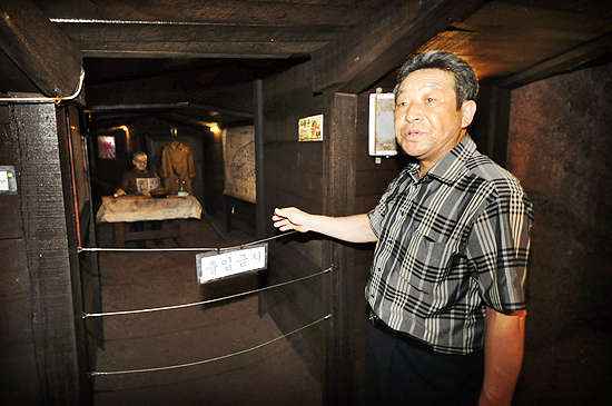 가마오름 진지동굴에서 제주전쟁역사평화박물관 이영근 관장이 내부를 설명하고 있다.