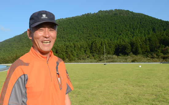 거문오름을 배경으로 선 김상수씨.