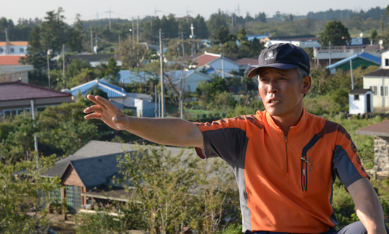 제주시 조천읍 선흘2리 마을을 배경으로 거문오름에 대해 말하는 김상수씨