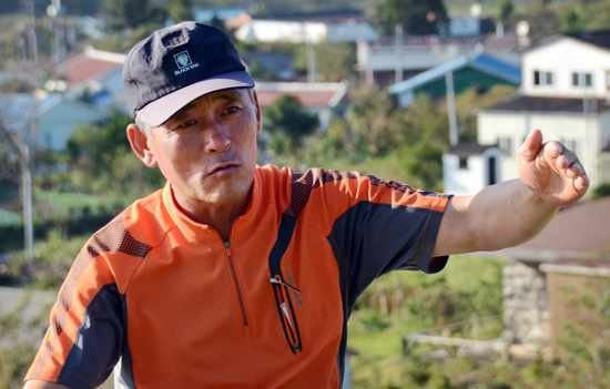 김상수씨가 거문오름에 대해 설명하고 있다.