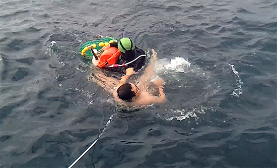 제주해경 한림파출소 이봉준 순경이 고립된 낚시객 배모씨를 구조하고 있다.