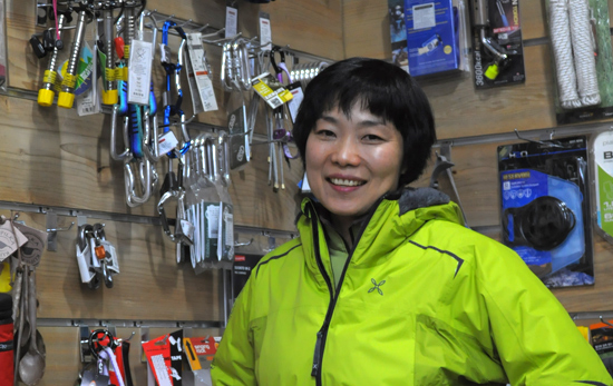 제주산악안전대 오경아 대장은 제주시 연동에 작은 아웃도어 매장을 운영하고 있다.