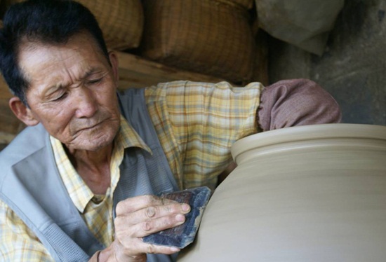 제주 옹기장 기능보유자 고원수씨의 생전 모습/ 제주도 제공