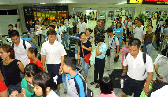 제주공항을 통해 관광오는 관광객들 / 제이누리DB