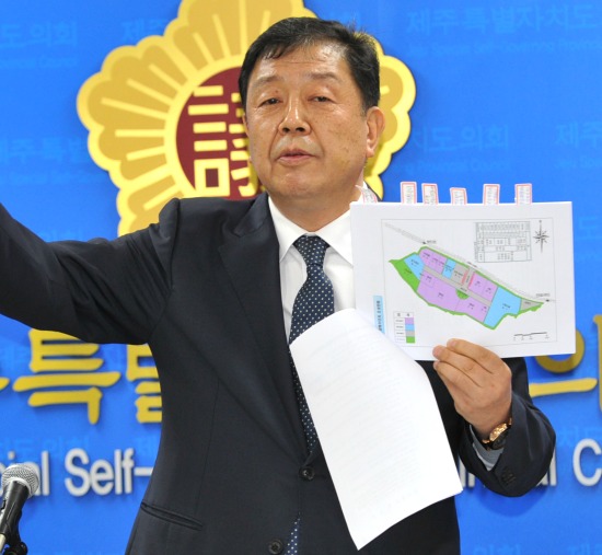 김태화 (주)미스킨 대표이사가 29일 제주도의회 도민의 방에서 기자회견을 열고 제주도 개발공사가 용암해수단지 일부 부지 매각을 거부, 맥주공장 건설을 위해 멋대로 용도변경했음을 비판했다