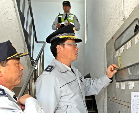 김덕섭 제주지방경찰청장이 30일 오후 제주시 이도2동 주택가를 돌면서 범죄예방을 위해 현장 점검을 하고 있다.