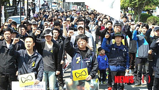 민주노총 제주지부는 1일 제주시청 일대에서 124주년 노동대회를 열고 세월호 희생자들을 애도, 세월호 참사에 대한 박근혜 정부의 무능함을 규탄했다. <사진출처/Joins=뉴시스>