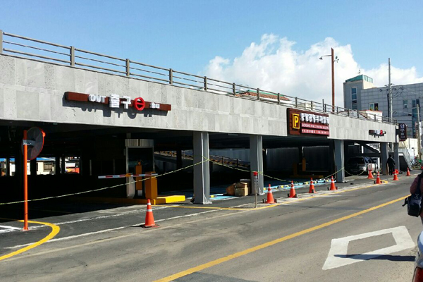 서귀포시 중앙동 매일올레시장 입구에 준공된 유료 주차빌딩