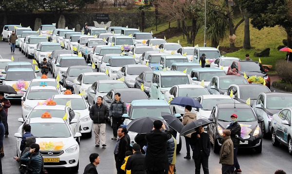 지난 전기자동차 퍼레이드에 참가한 전기차 100여대가 줄을 맞춰 대기하고 있는 모습.